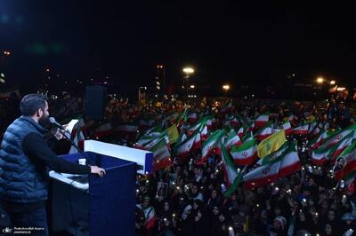  پنجاه و هشتمین اجتماع پر شور مردم در میدان انقلاب -۱