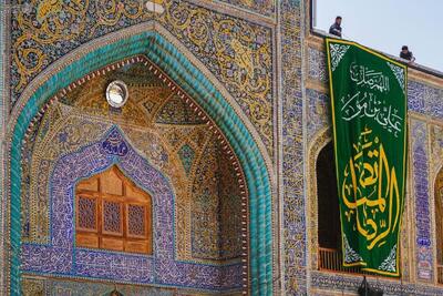  نصب کتیبه‌های ولادت امام رضا (ع) در حرم امیر المومنین (ع) + تصاویر