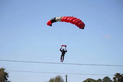  چترباز آمریکایی در حال تمرین فرود در جزیره خارک
