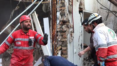  لحظه دلهره‌آور نجات یک شهروند در میانه حملات هوایی تهران + فیلم