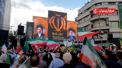  همخوانی سرود جمهوری اسلامی در میدان انقلاب