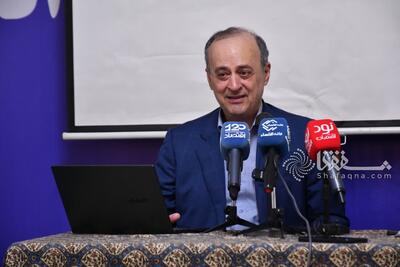  عرب مازار: اندیشه‌های بهشتی زیربنای نگاه عدالت‌محور مومنی است/ مومنی حاصل تلفیق مکاتب فکری، از نهادگرایی تا مکتب وابستگی است/ نهادها در ایران به نفع رانت و علیه تولید عمل می‌کنند