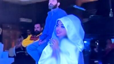  فیلم/ نگاهی به مراسم جشن عروسی مجلل نفیسه روشن با هنرنمایی آقای داماد برای عروس خانوم / تالاری اروپایی و با تشریفات