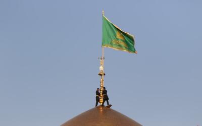  تصاویری از مراسم تعویض پرچم حرم مطهر رضوی در روز ولادت امام رضا (ع) + فیلم