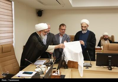  رونمایی از کتاب «دین و قانون از منظر قانون‌گذار حکیم» - تسنیم