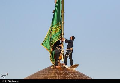  تعویض پرچم حرم رضوی در صبح میلاد ثامن الحجج(ع) - تسنیم