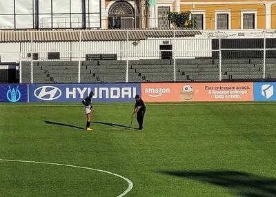  عجیب‌ترین اتفاق فوتبال: چمن باد کرد و بالا آمد!