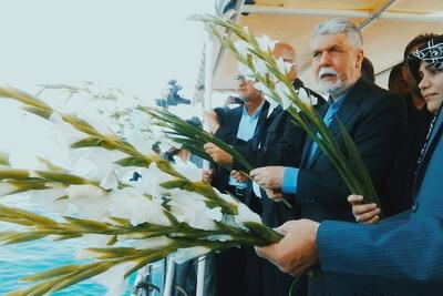  ادای احترام وزیر فرهنگ و ارشاد اسلامی به شهدای خلیج فارس