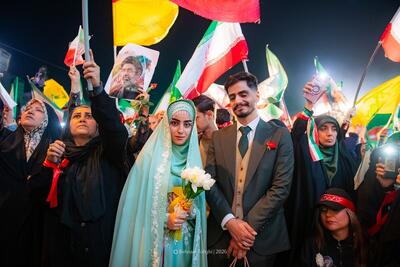  حضور عروس و داماد در میدان انقلاب