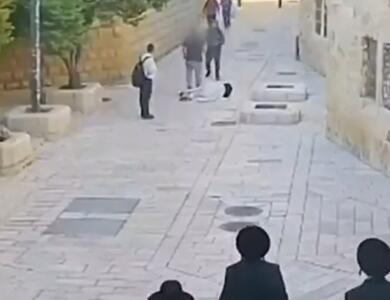  ببینید/  لحظه حمله تروریست صهیونیست به راهبه مسیحی در اورشلیم