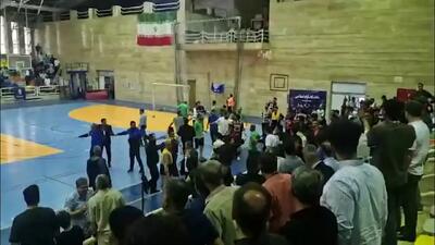  ببینید؛ دعوا و کتک‌کاری بعد از باخت فوتسال استقلال و ناکامی در صعود