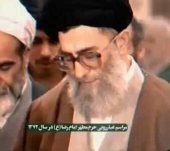  لحظاتی از مراسم غبارروبی حرم مطهر امام رضا(ع) در سال 1372با حضور رهبر شهید انقلاب + فیلم