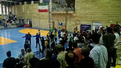  تاجرنیا سالن را ترک کرد؛ درگیری شدید ثانیه های آخر بازی
