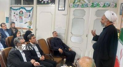  تجلیل رئیس کل دادگستری زنجان از معلمان یکی از مدارس ابتدایی استان