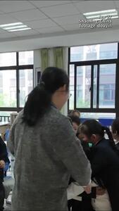  فیلمی از دانش آموز ۸ ساله ایرانی که پس از ۴۲ روز دوری به دلیل جنگ، مورد استقبال همکلاسی های چینی خود قرار می گیرد