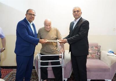  تجلیل فرمانداران بوشهر و گناوه از معلم پیشکسوت دوران دانش‌آموزی - تسنیم
