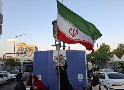  حماسه ایستادگی در چهارراه ولیعصر (عج)/ روایتی از پرچمی که بیشتر از ۸۰۰ ساعت است پایین نیامده