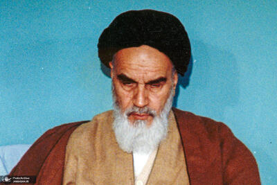  امام خمینی: تضعیف مسئولین، انتحار است