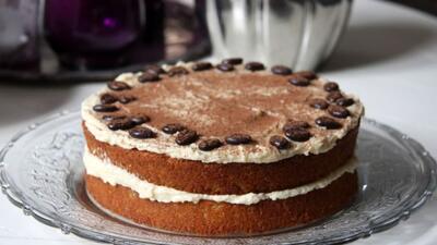  فیلم / طرز تهیه کیک کاپوچینو با سس شکلاتی خوش‌عطر و نرم