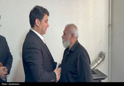  ادای احترام در میدان عمل؛ دیدار استاندار کردستان با خانواده شهدا تصویر - تسنیم