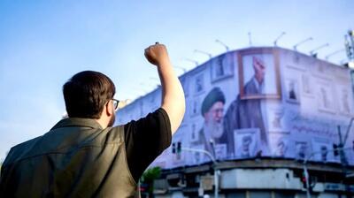  چرا مشت گره‌کرده رهبر شهید دیوارنگاره شد؟