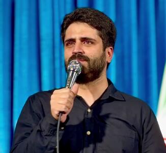  شعرخوانی محمد رسولی در جمع شبانگاهی مردم عزادار در جوار محل شهادت حضرت آیت‌الله خامنه‌ای؛ خیابان کشوردوست