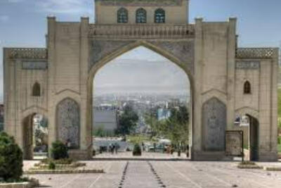  تعویض قرآن تاریخی دروازه شیراز به مناسبت روز شیراز+فیلم
