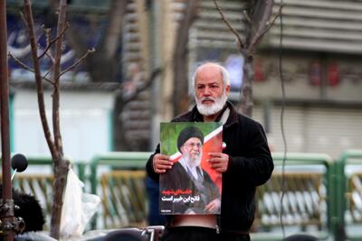  جزءخوانی قرآن کریم هدیه به روح مطهر رهبر شهیدمان مقابل سردر دانشگاه تهران