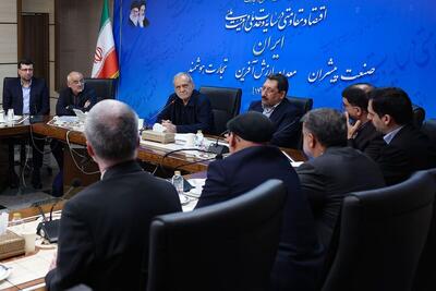  پزشکیان بر هم‌افزایی دولت و اصناف برای حفظ ثبات بازار تاکید کرد/روایت دیدار با رهبر انقلاب