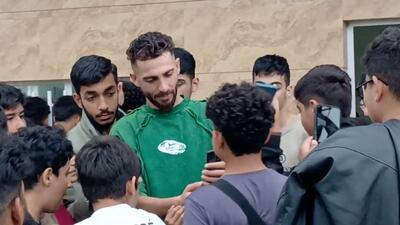  مهدی عبدی در محاصره هواداران