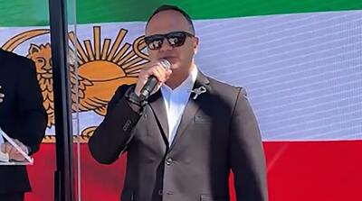  فالش خوانی خنده دار بازیگر سابق در جمع سلطنت طلبان!