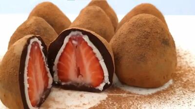  طرز تهیه موچی توت‌فرنگی شکلاتی؛ دسر نرم و کشدار با طعمی متفاوت