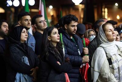  ببینید/ مداحی متفاوت در میدان انقلاب در وصف زنانی که با ظاهری متفاوت کنار کشور ایستادند