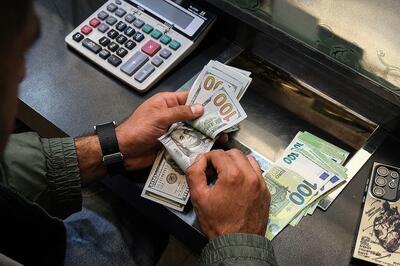 قیمت دلار می ریزد؟/ علت فروش دلار توسط بانک ها به متقاضیان