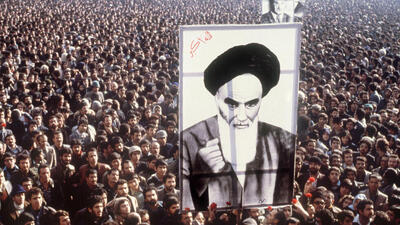  بازخوانی انقلابی که زنده است / کتاب‌هایی درباره پیش و پس از شرایط انقلابی / جست‌وجوی نطفه انقلاب در موسیقی، ادبیات و خاطرات