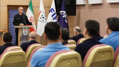  بازدید رئیس‌جمهور از کمپ تیم ملی؛ اهدا پیراهن شماره ۱۲ به پزشکیان
