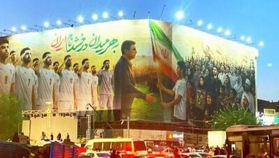  رونمایی از دیوارنگاره میدان انقلاب با موضوع بدرقه تیم ملی (عکس)