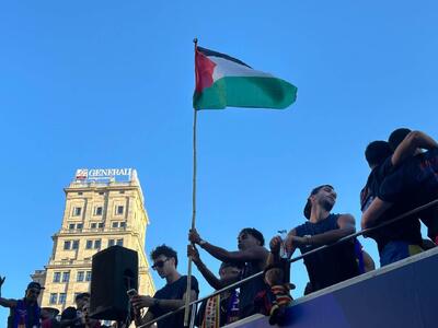  چرا ستاره بارسلونا پرچم فلسطین را تکان می‌داد؟