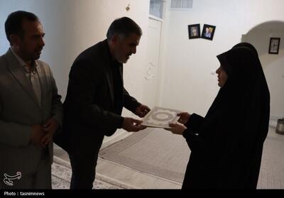  تجلیل از خانواده شهید جهادگر «حمید جواهری»/ روایت ماندگار ایثار تصویر - تسنیم