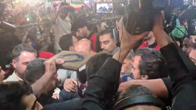 خروج قلعه‌نویی از میدان انقلاب در محاصره شدید مردم