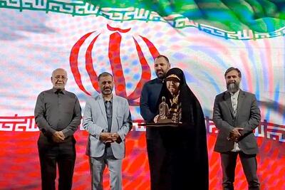 برگزاری مهمترین مراسم هنری سال در سنگر خیابان | بانوی نویسنده مشهدی به عنوان چهره هنری انقلاب اسلامی خراسان رضوی انتخاب شد + فیلم