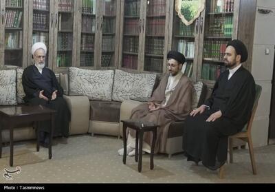  حضور آیت الله اعرافی در منزل وزیر اطلاعات شهید - تسنیم