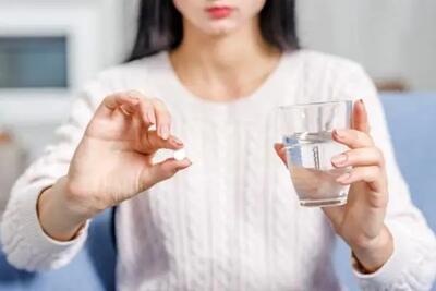  قبل از بلعیدن قرص، یک لیوان آب و ۳۰ دقیقه صبر