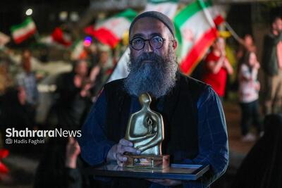  حمید قربانپور: با دریافت جایزه چهره هنر انقلاب اسلامی خراسان رضوی وظیفه ما سنگین‌تر شده است | هنرمند باید در خدمت مردم باشد + فیلم