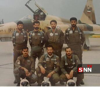  سرلشکر خلبان شهید عزیز نصیرزاده در کنار جنگنده اف ۵ +عکس