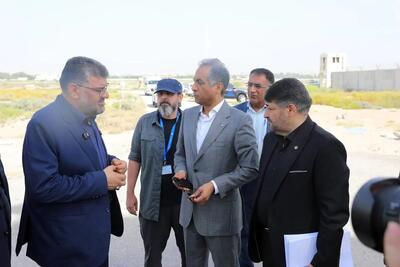  بازدید رئیس مرکز وکلای قوه قضاییه از خسارات حمله دشمن به فرودگاه بندرعباس