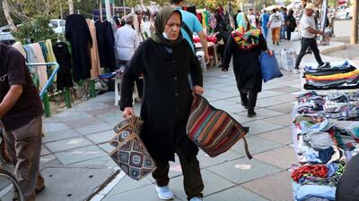  وقتی «فقر» چهره زنانه پیدا می کند | زنان اولین قربانیان شوک‌های اقتصادی پی‌در‌پی | زنگ خطر گسترش بیکاری در میان زنان کارگر