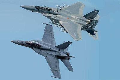  سقوط دو جنگنده F/A-18 آمریکایی به علت یک حادثه عجیب در آسمان + فیلم