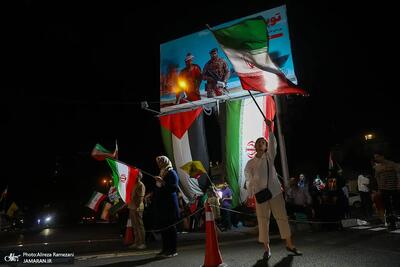  عکسی که جماران از یک زن بدون حجاب در تجمعات شبانه تهران منتشر کرد