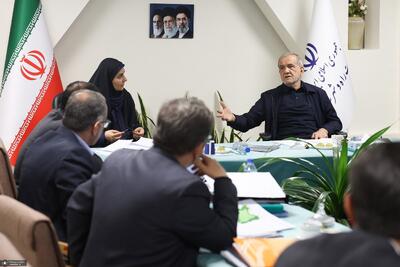  پزشکیان در نشست با مدیران وزارت راه‌ و شهرسازی مطرح کرد: حمل‌ونقل، خط مقدم تاب‌آوری در جنگ اقتصادی/ استفاده از ظرفیت همسایگان برای توسعه زیرساخت‌های حمل‌ونقل، ترانزیت و سرمایه‌گذاری مشترک/ ضرورت ایجاد «شفافیت در توزیع بار» و «بهره‌گیری حداکثری از ریل»